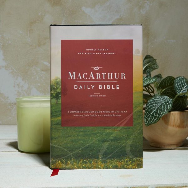 NKJV, The MacArthur Daily Bible, 2nd Edition, Comfort Print: A Journey Through God s Word in One Year Supply