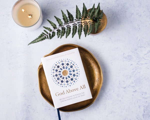 God Above All: 90 Devotions to Know the Life-Altering Love of God Fashion